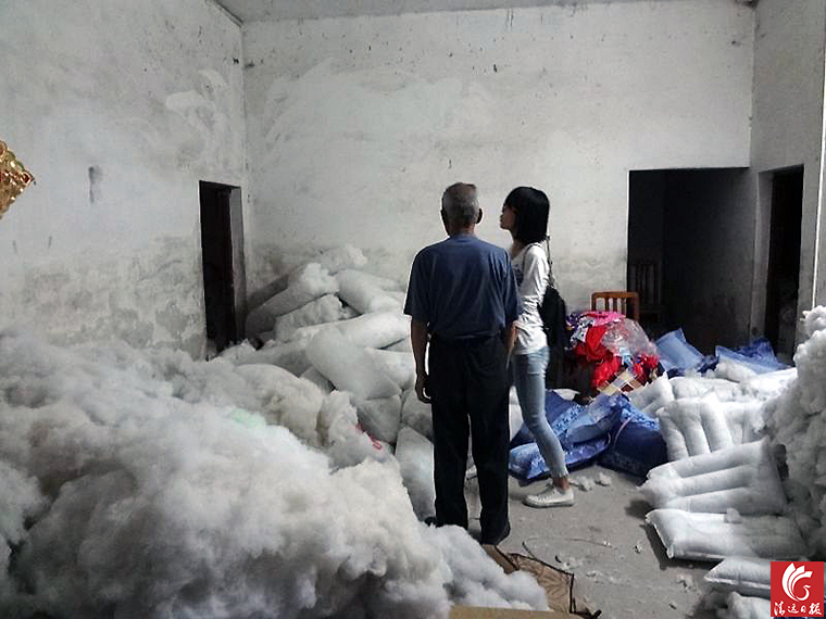 “黑心棉”堆滿(mǎn)了房間的每個(gè)角落。