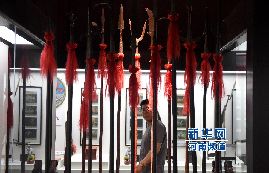 4月26日，參觀者在兵器展覽館內(nèi)參觀。