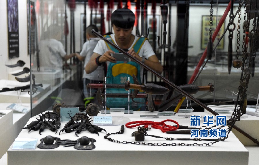 4月26日，參觀者在兵器展覽館內(nèi)拍攝展品。