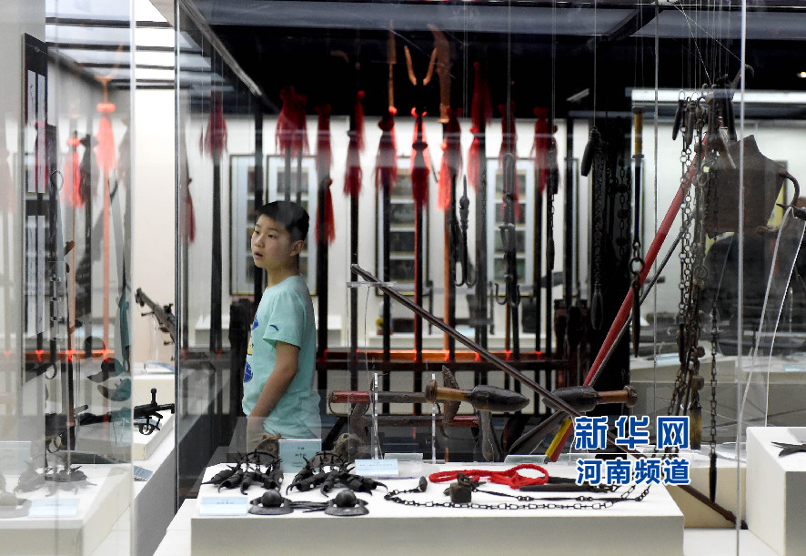 4月26日，參觀者在兵器展覽館內(nèi)參觀。