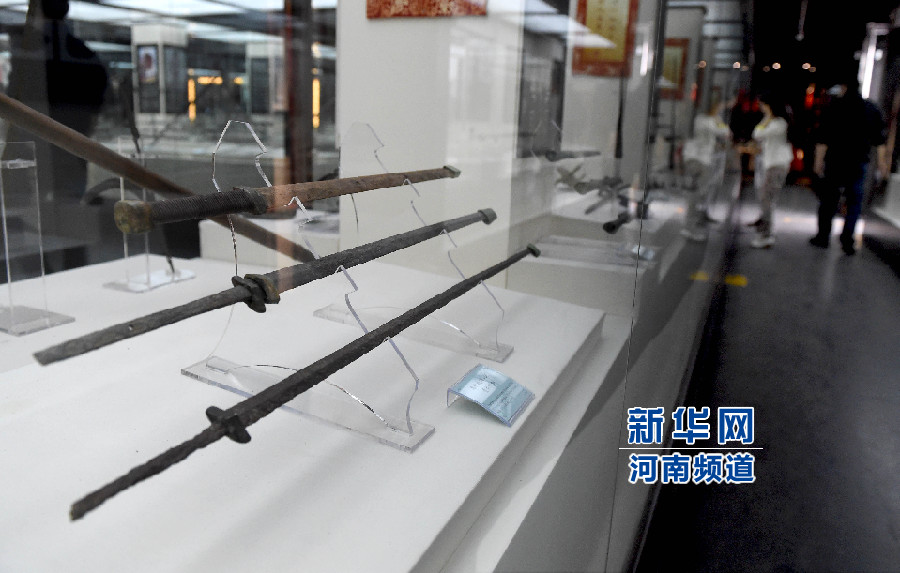 4月26日，參觀者在兵器展覽館內(nèi)參觀。