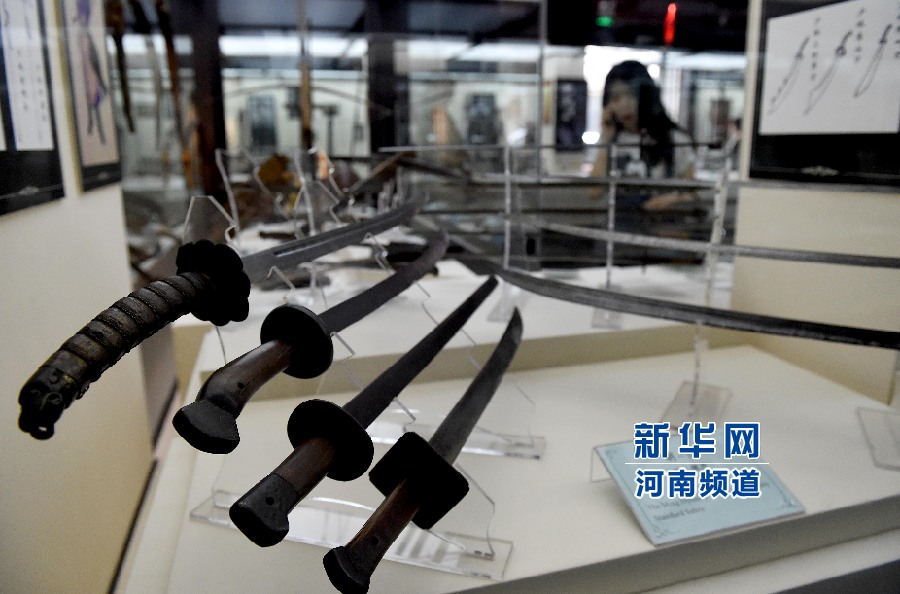 4月26日，參觀者在兵器展覽館內(nèi)參觀。