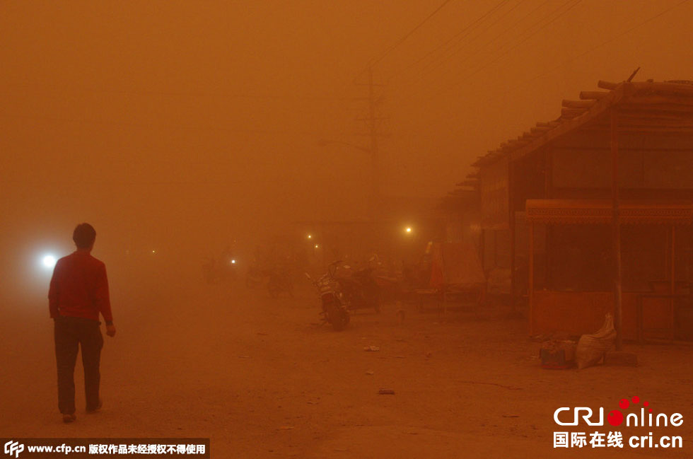 巴扎上的車輛紛紛打開車燈。