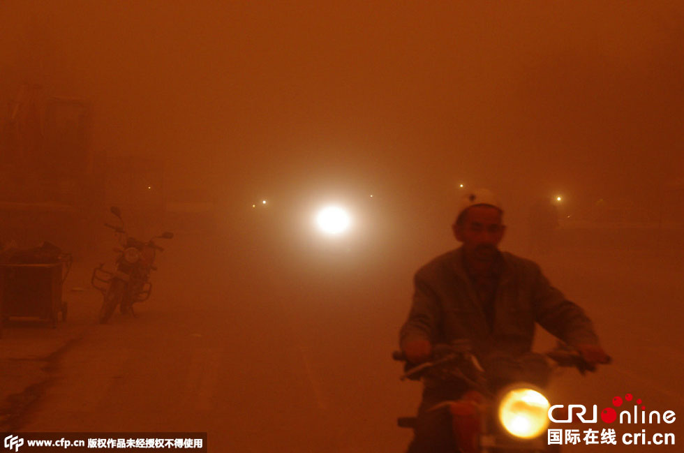 巴扎上的行人紛紛回家?！D片來(lái)源：CFP