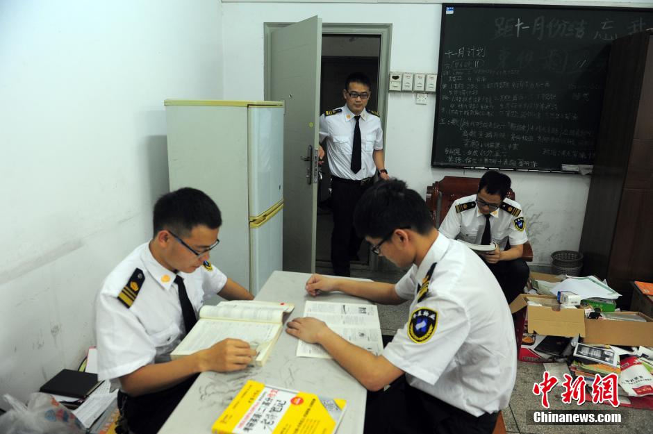 武漢高?！皠?lì)志保安團(tuán)” 集體考上研究生