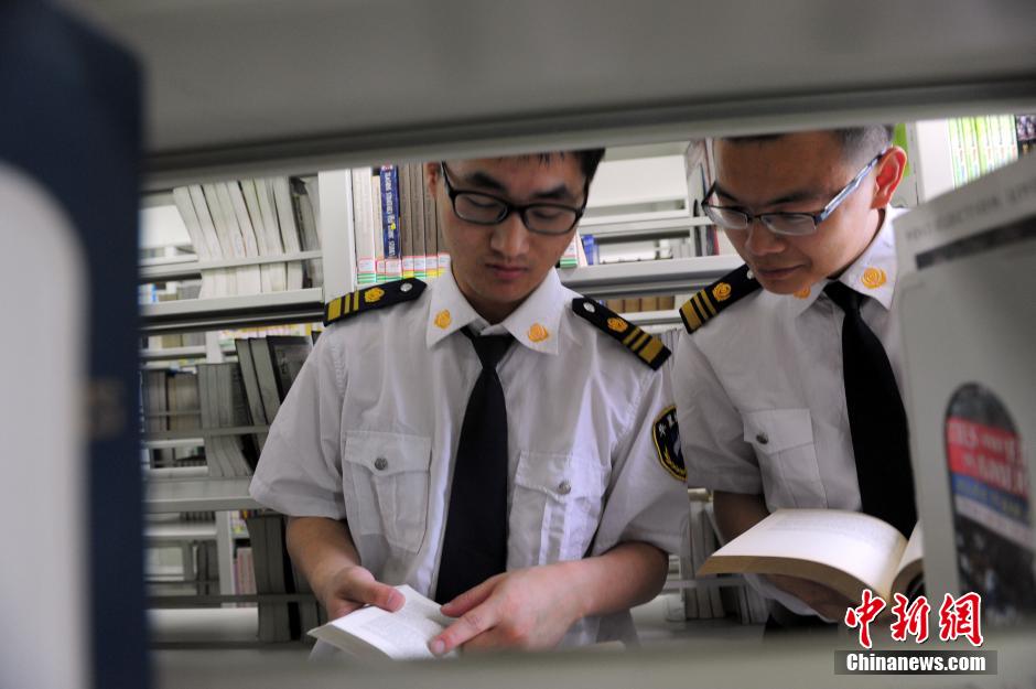 5月8日，武漢輕工大學(xué)圖書(shū)館保安吳濤與江力在圖書(shū)館交流學(xué)習(xí)。