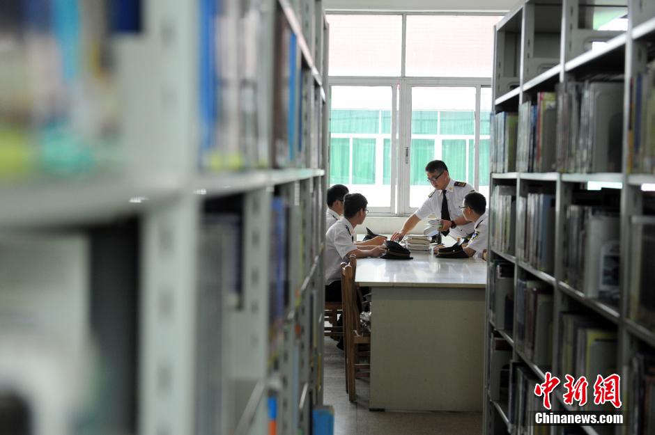 5月8日，武漢輕工大學(xué)保安吳濤、江力、黃凱、萬(wàn)文杰在圖書(shū)館學(xué)習(xí)中。中新社發(fā) 張暢 攝