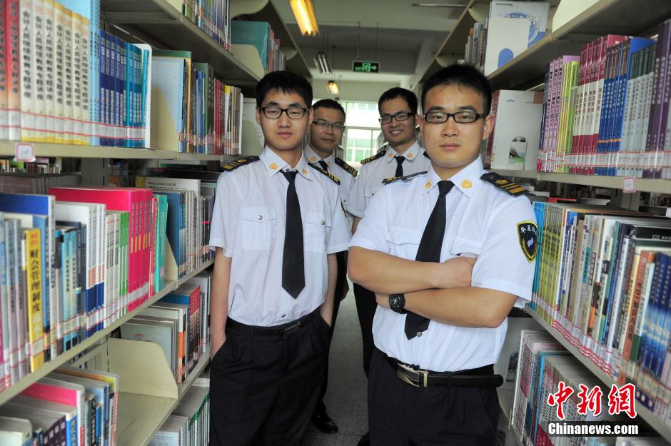 　5月8日，武漢輕工大學(xué)圖書(shū)館保安吳濤、江力、黃凱、萬(wàn)文杰。中新社發(fā) 張暢 攝