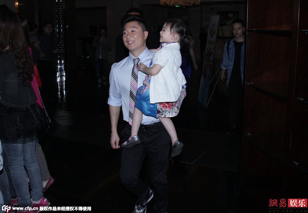 近日李小鵬抱女兒快步離開活動現(xiàn)場。