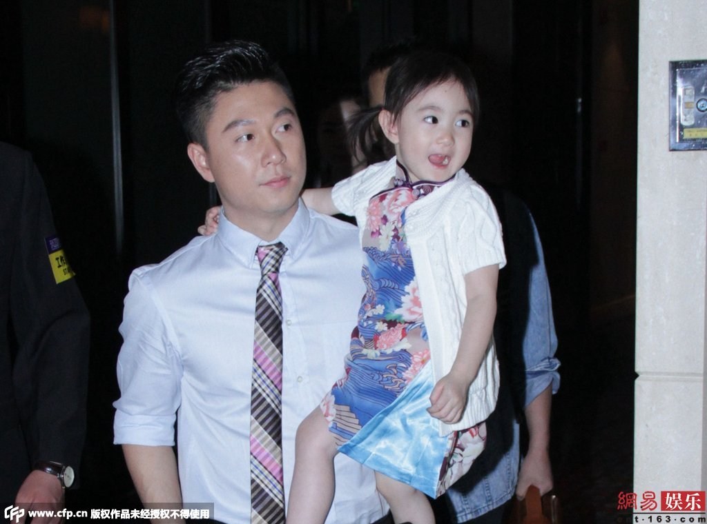 女兒奧莉身穿花旗袍配白色外套，還不停做表情賣萌搶鏡。