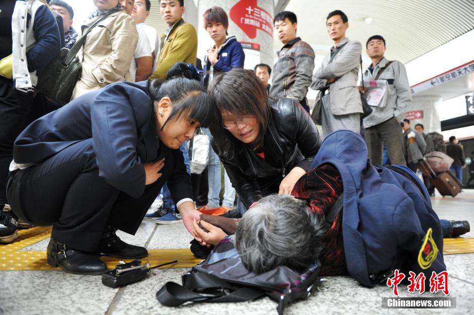74歲老太地鐵站臺摔倒稱“有老保，不訛人”