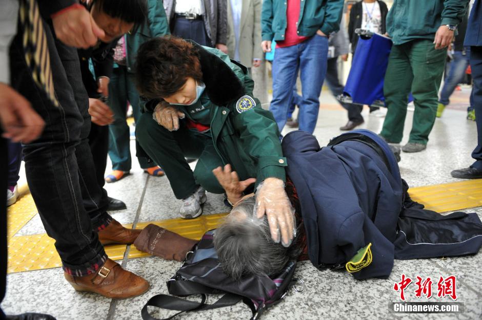 74歲老太地鐵站臺摔倒稱“有老保，不訛人”