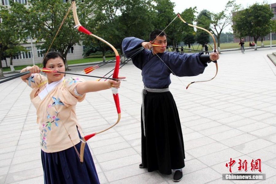 圖為課余練習(xí)射箭的“神雕俠侶”胡雅潔和胡默齋。