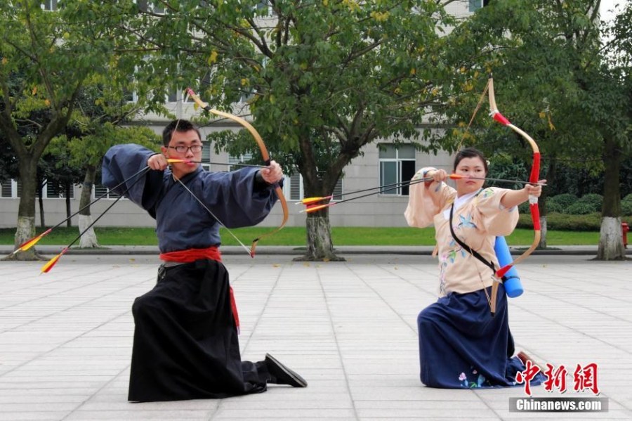 圖為課余練習(xí)射箭的“神雕俠侶”胡雅潔和胡默齋。