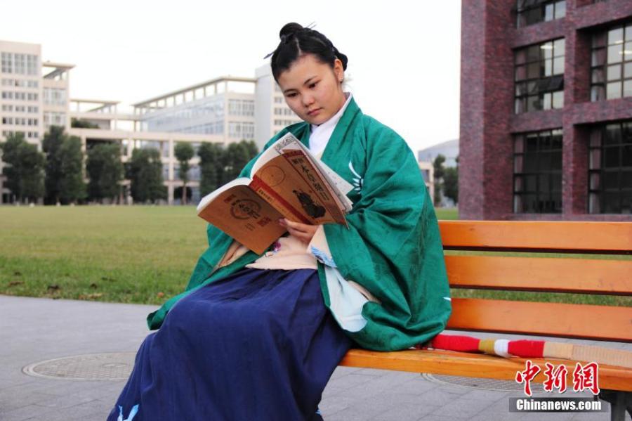 穿漢服在校園讀書(shū)的胡雅潔。