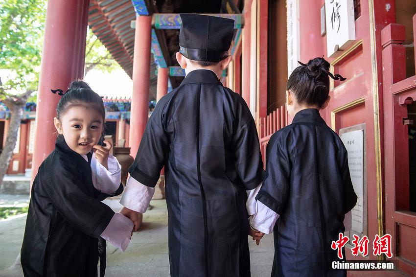 三萌娃扮“道士”玩游戲喚醒網(wǎng)友兒時(shí)記憶 三萌娃扮“道士”玩游戲喚醒網(wǎng)友兒時(shí)記憶