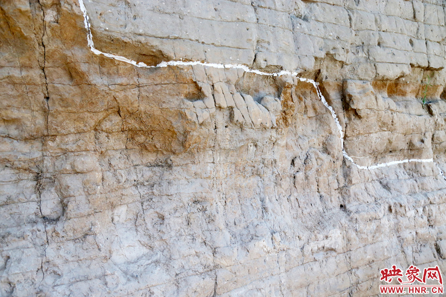 待工程開放后，游客走進(jìn)城墻內(nèi)部，可以看到商代的紅色夯土層、戰(zhàn)國時(shí)期的白色夯土層。