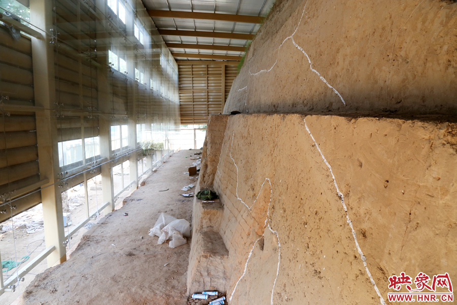 按照最初的設(shè)計(jì)，東側(cè)城墻內(nèi)規(guī)劃有一個(gè)1~2米寬的小展廳。