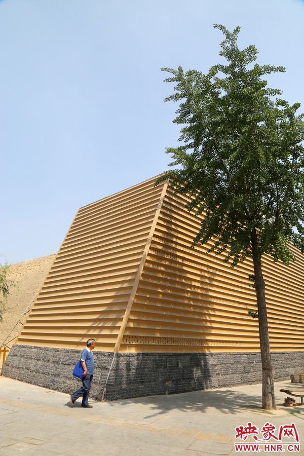 一名路人從“土豪金”保護(hù)殼前經(jīng)過。