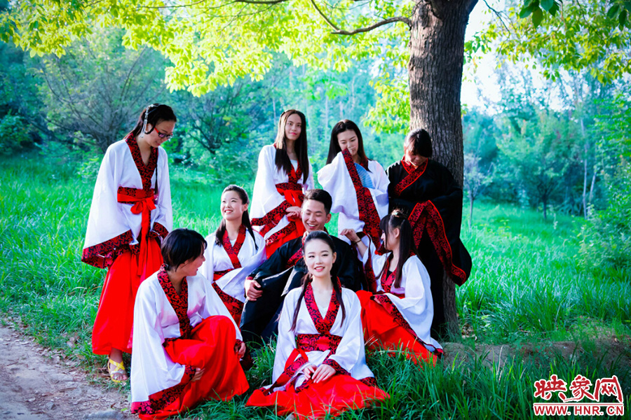 這片樹(shù)蔭留下我們太多的歡聲笑語(yǔ)。