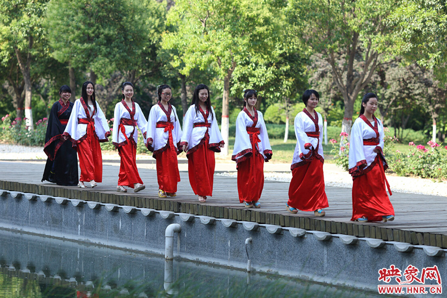 在校園里再走走，下次又不知道是何年何時(shí)。