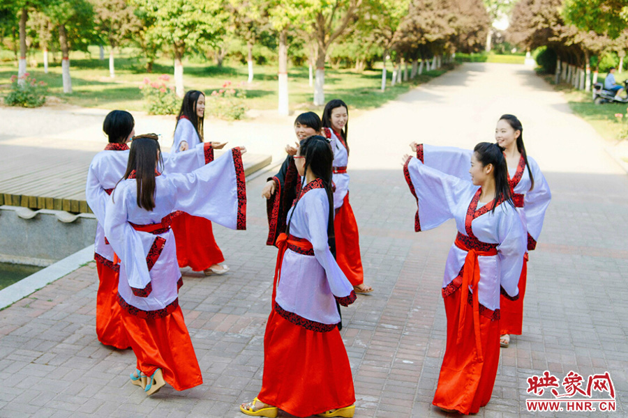 走遍校園的每個(gè)角落，只為你能盡可能將有關(guān)的記憶都帶走。