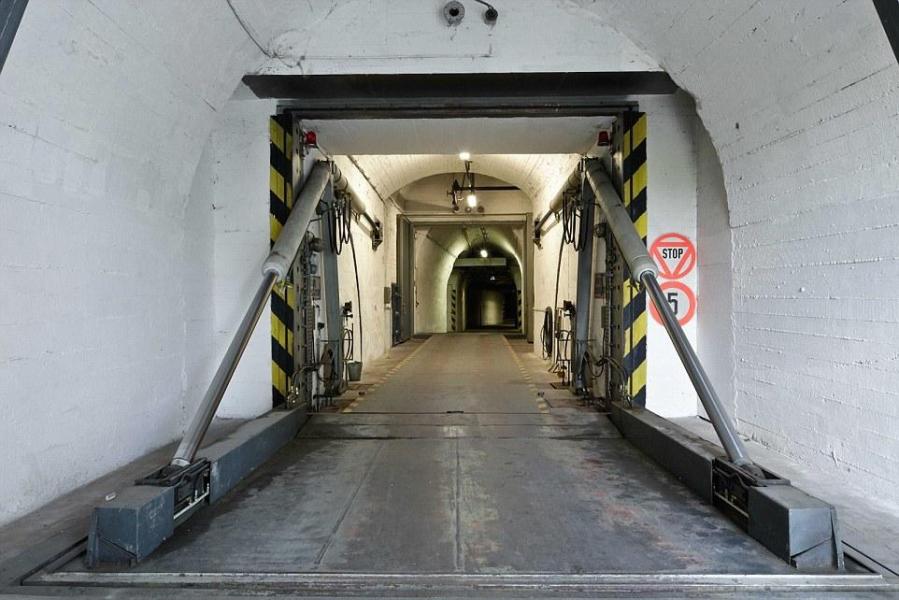 圖為地堡內(nèi)的通道，皆配備攝像頭。