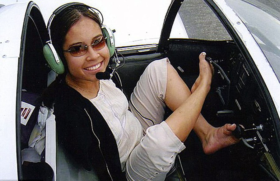 美國(guó)“勵(lì)志姐”天生無(wú)雙臂 用腳開(kāi)飛機(jī)彈鋼琴