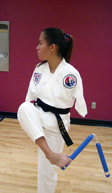 美國(guó)“勵(lì)志姐”天生無(wú)雙臂 用腳開(kāi)飛機(jī)彈鋼琴