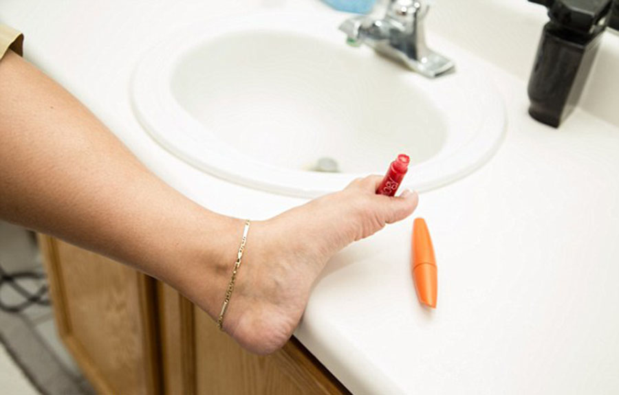 美國(guó)“勵(lì)志姐”天生無(wú)雙臂 用腳開(kāi)飛機(jī)彈鋼琴