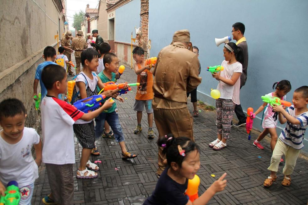 孩子們持水槍打鬼子。