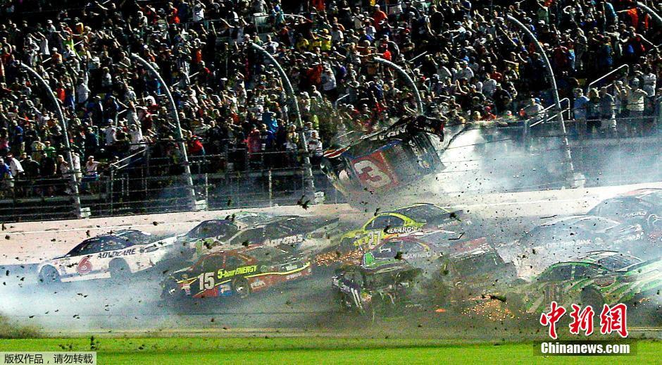 美國納斯卡賽發(fā)生連環(huán)相撞 賽車幾近解體