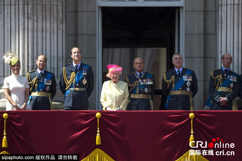 英國(guó)女王伊麗莎白二世攜眾王室成員觀看空軍飛行表演。