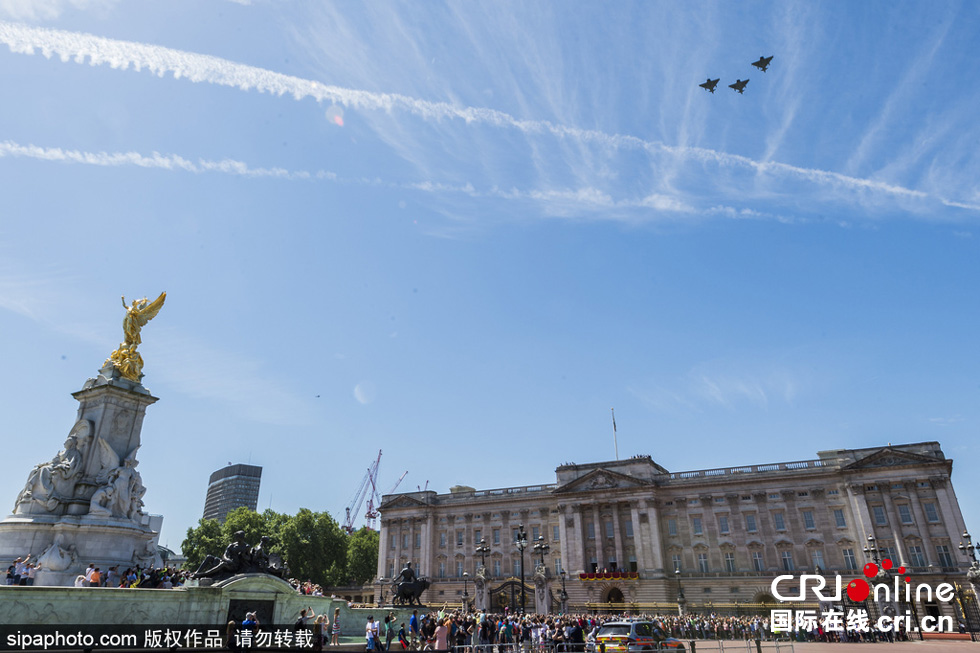 數(shù)架颶風(fēng)噴火戰(zhàn)斗機(jī)和臺(tái)風(fēng)戰(zhàn)斗機(jī)編隊(duì)飛躍白金漢宮上空，參加了紀(jì)念儀式。