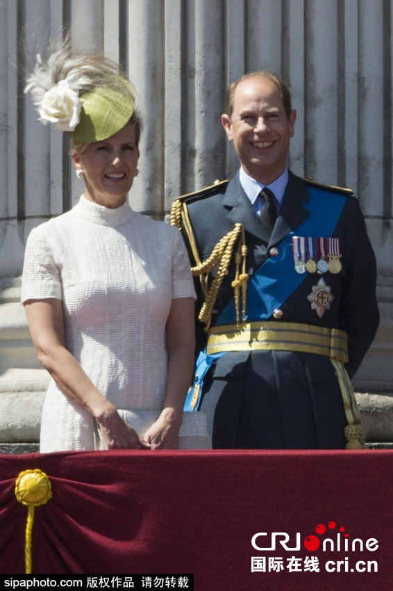 英國(guó)女王伊麗莎白二世攜眾王室成員觀看空軍飛行表演。
