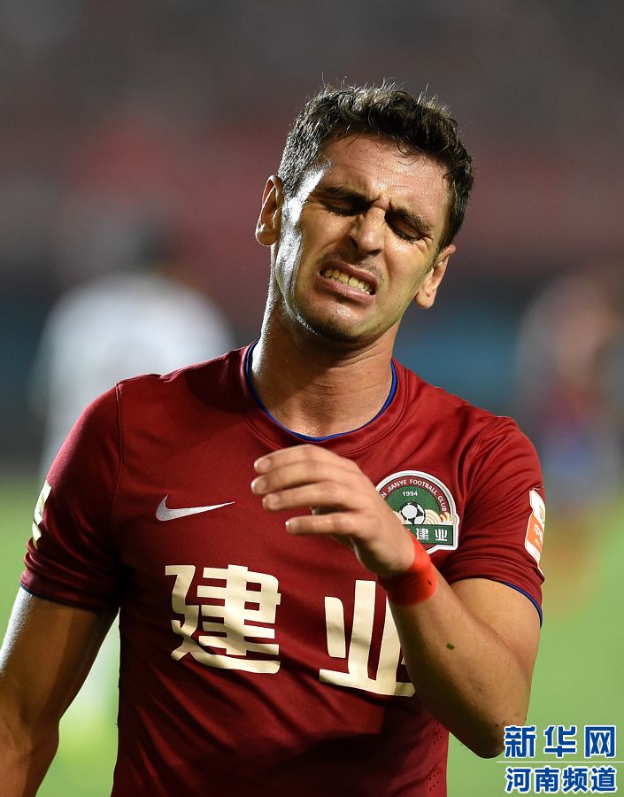 7月19日，河南建業(yè)隊(duì)球員伊沃錯(cuò)失破門機(jī)會(huì)。新華社記者李博攝