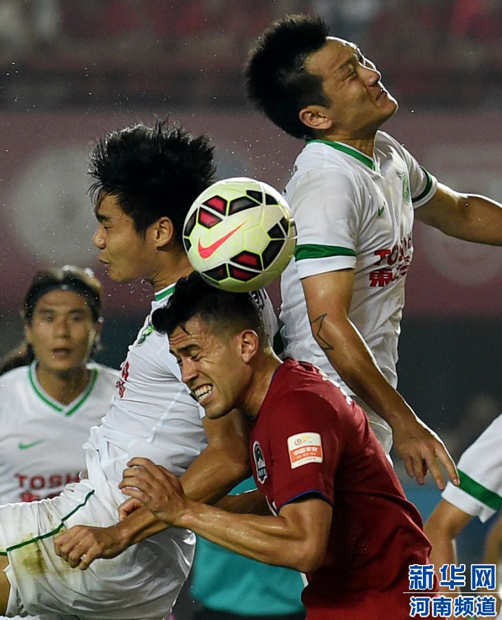 7月19日，河南建業(yè)隊(duì)球員哈維爾（右二）在比賽中與對(duì)手爭(zhēng)搶頭球。
