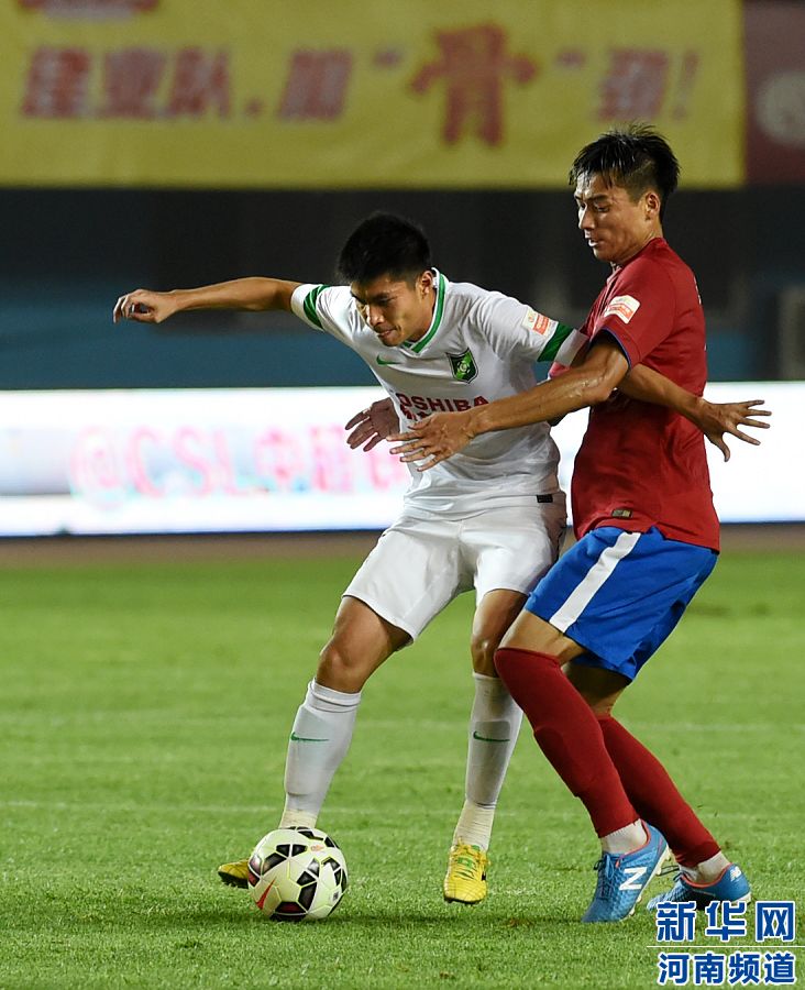 7月19日，杭州綠城隊(duì)球員黃希揚(yáng)（左）在比賽中控球。