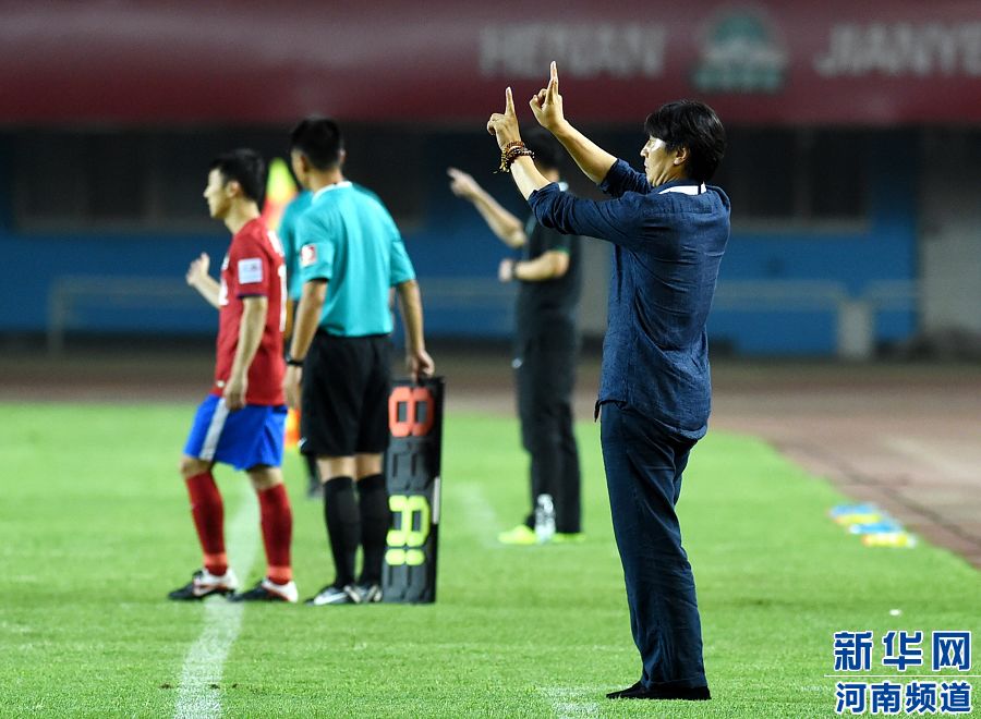 7月19日，河南建業(yè)隊(duì)主教練賈秀全（右一）在場(chǎng)邊指揮。
