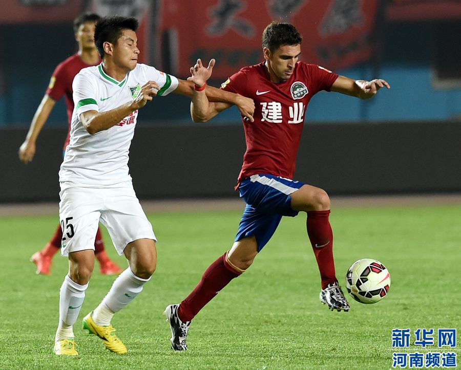 7月19日，河南建業(yè)隊(duì)球員伊沃（右）在比賽中帶球進(jìn)攻。