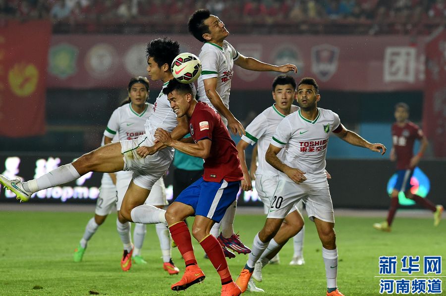 7月19日，河南建業(yè)隊(duì)球員哈維爾（前排左二）在比賽中與對(duì)手爭(zhēng)搶頭球。