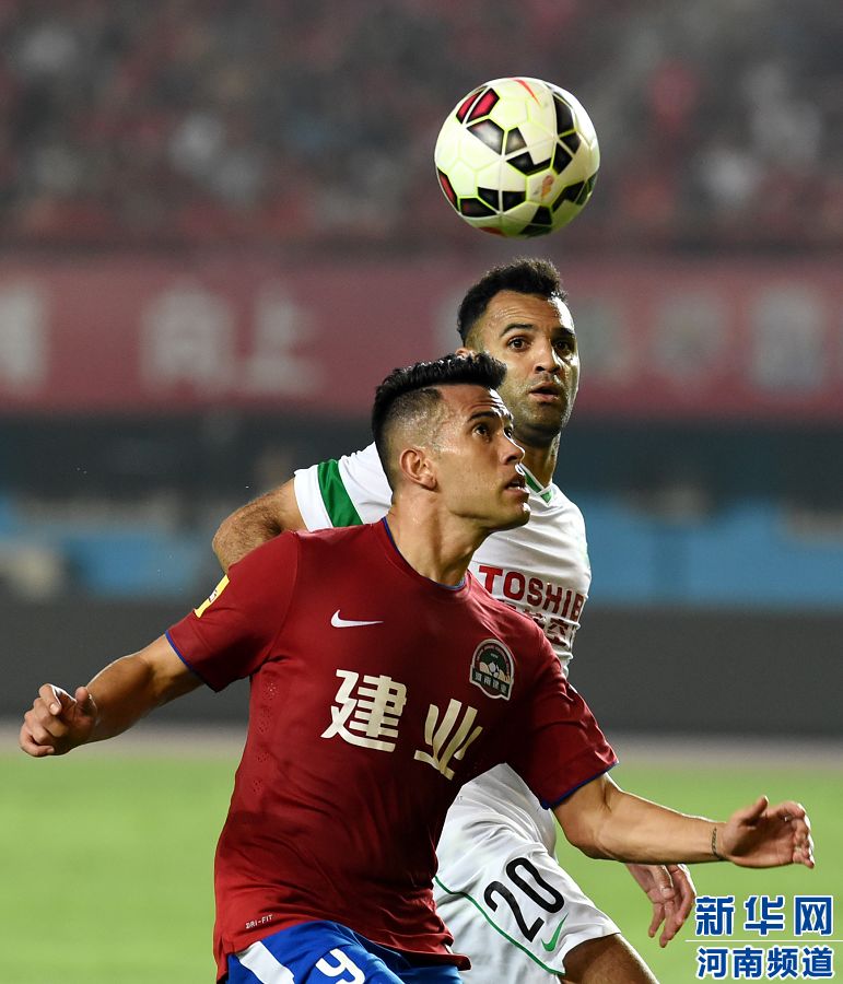 7月19日，河南建業(yè)隊(duì)球員哈維爾（前）在比賽中拼搶。