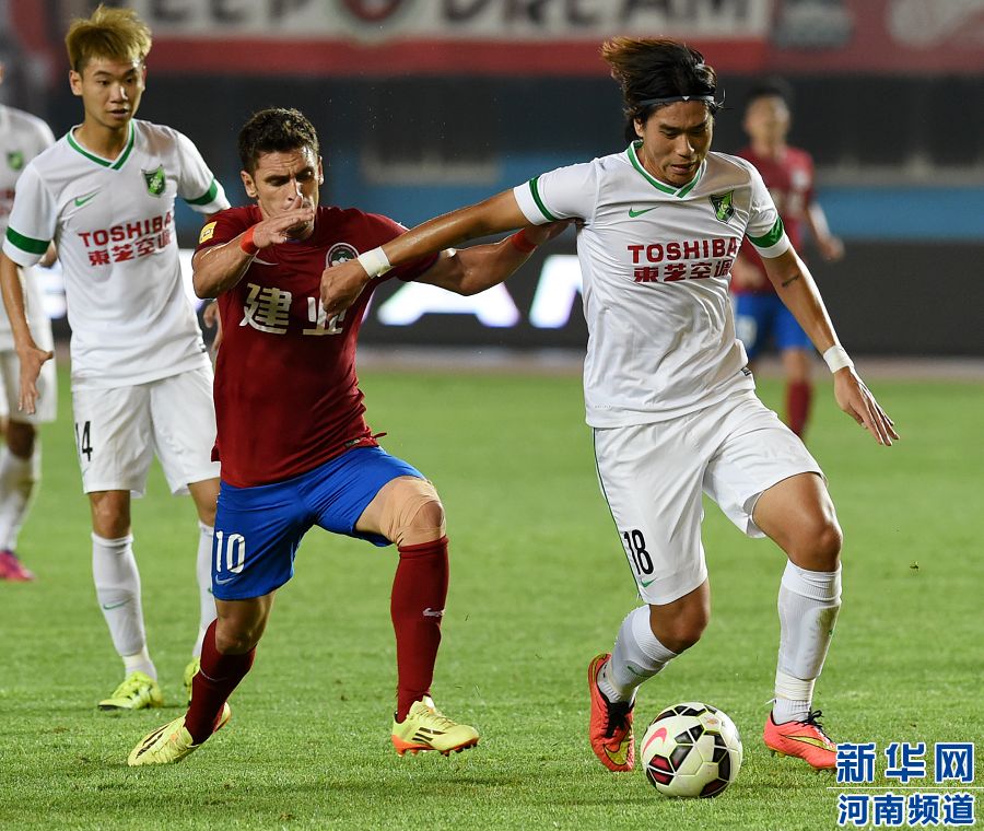 　7月19日，杭州綠城隊(duì)球員趙宇豪（右）在比賽中爭(zhēng)搶。