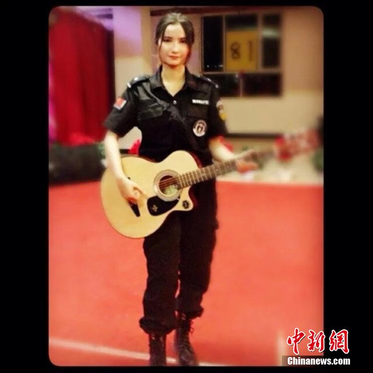 新疆兵團女民警生活照走紅網(wǎng)絡(luò) 被譽“最美警花”
