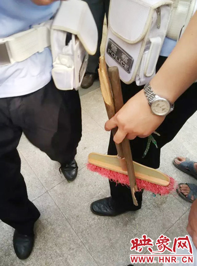 老太從環(huán)衛(wèi)工手中奪過(guò)掃帚，用腳踩斷，用力向環(huán)衛(wèi)工人的手上和腿上敲去。