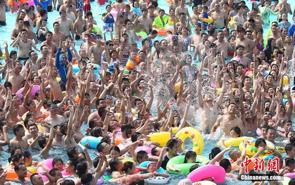 8月1日，民眾扎堆在南京湯山歡樂水魔方水上樂園戲水，享受“冰火兩重天”的涼爽和激情。連日來，中國大部分地區(qū)迎來高溫天氣。