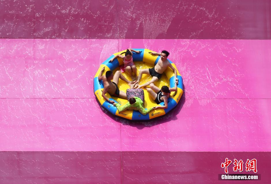 8月1日，民眾扎堆在南京湯山歡樂水魔方水上樂園戲水，享受“冰火兩重天”的涼爽和激情。連日來，中國大部分地區(qū)迎來高溫天氣。