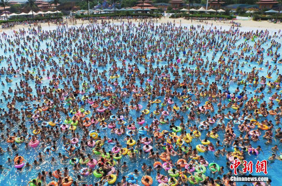 8月1日，民眾扎堆在南京湯山歡樂水魔方水上樂園戲水，享受“冰火兩重天”的涼爽和激情。連日來，中國大部分地區(qū)迎來高溫天氣。