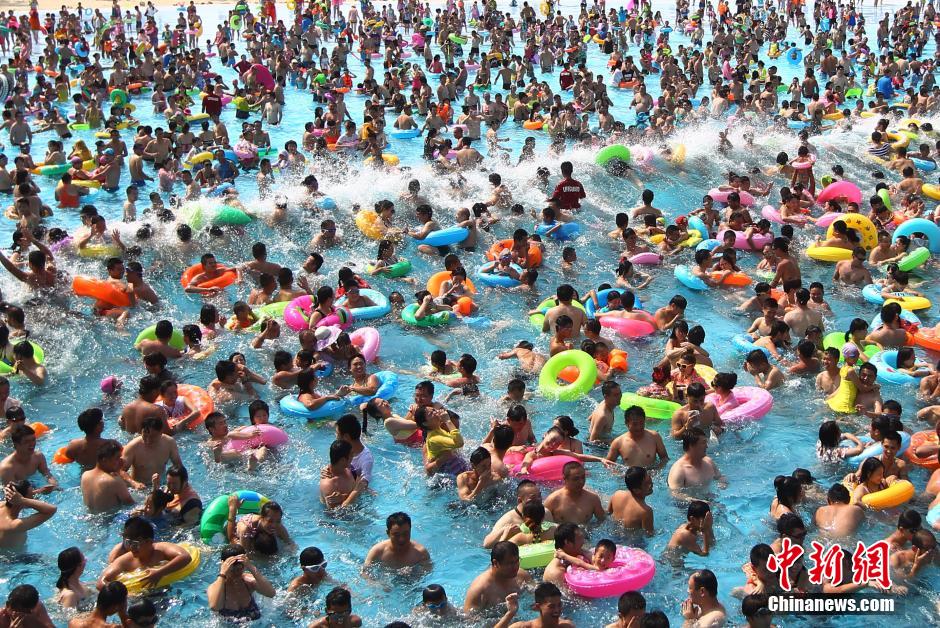 8月1日，民眾扎堆在南京湯山歡樂水魔方水上樂園戲水，享受“冰火兩重天”的涼爽和激情。連日來，中國大部分地區(qū)迎來高溫天氣。