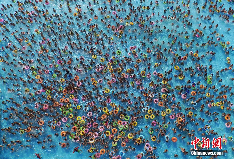 8月1日，民眾扎堆在南京湯山歡樂水魔方水上樂園戲水，享受“冰火兩重天”的涼爽和激情。連日來，中國大部分地區(qū)迎來高溫天氣。